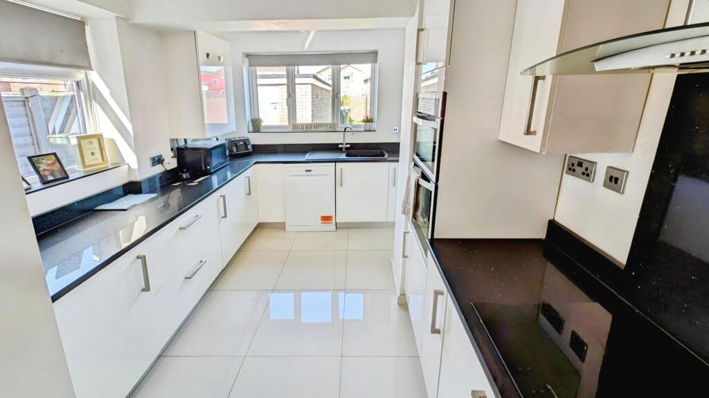 145 Finch kitchen b.jpg