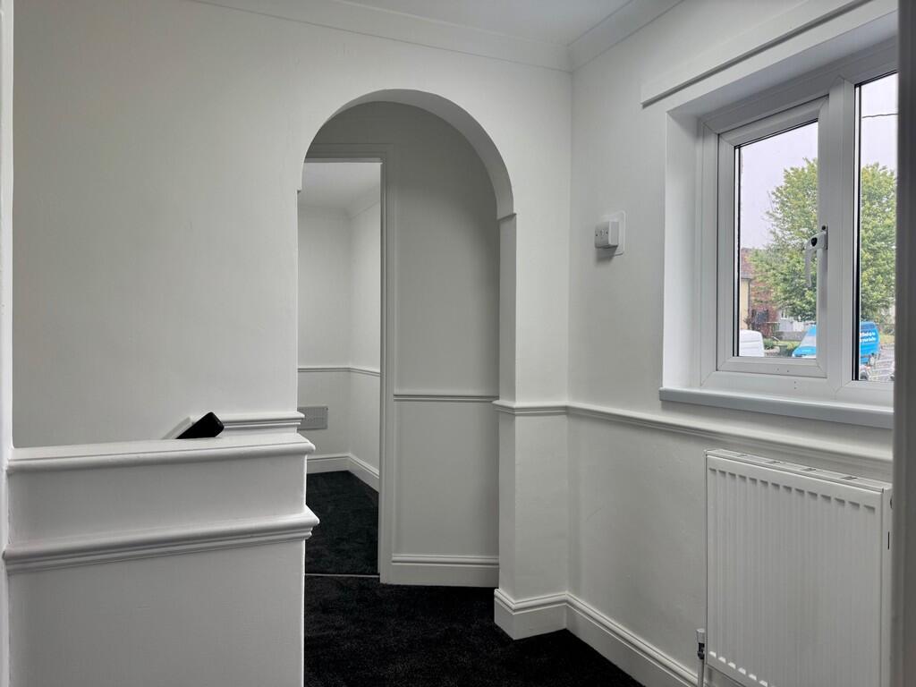 archway to bedroo...