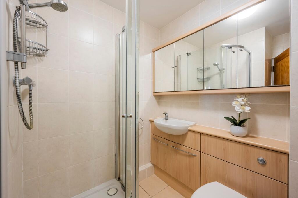 Separate Shower Room