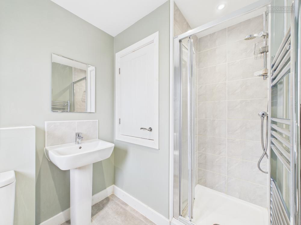 En-Suite To Master Bedroom