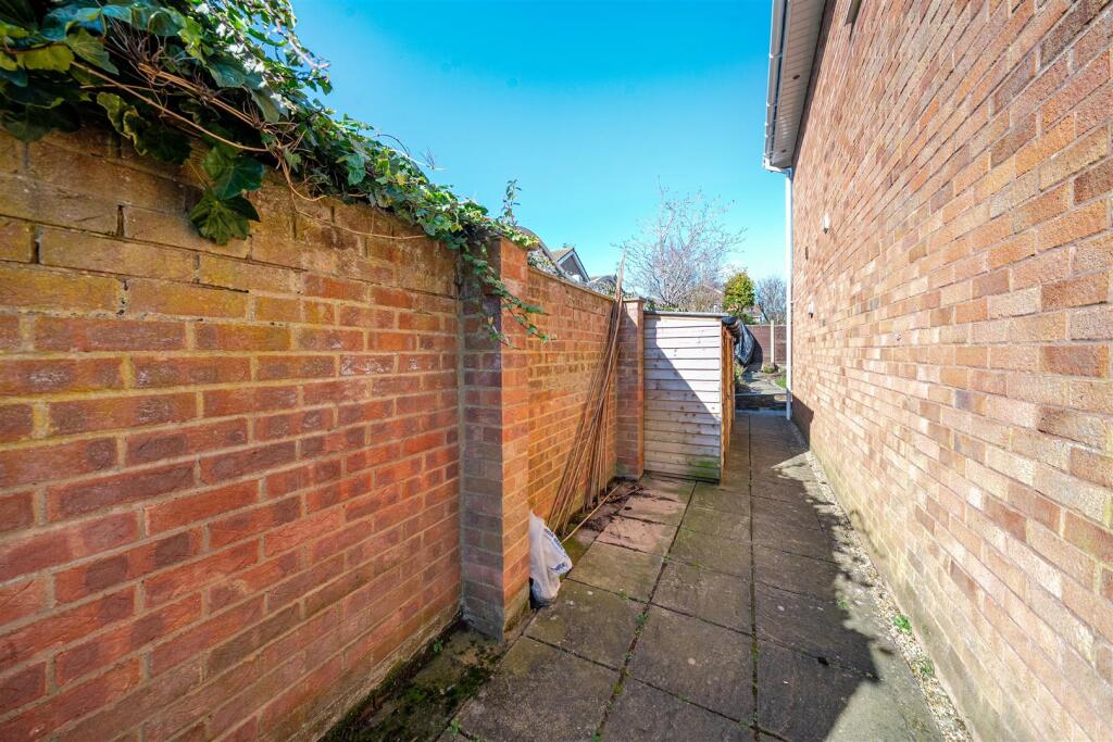 4 Calvert Close, Greens Norton  (1).JPG