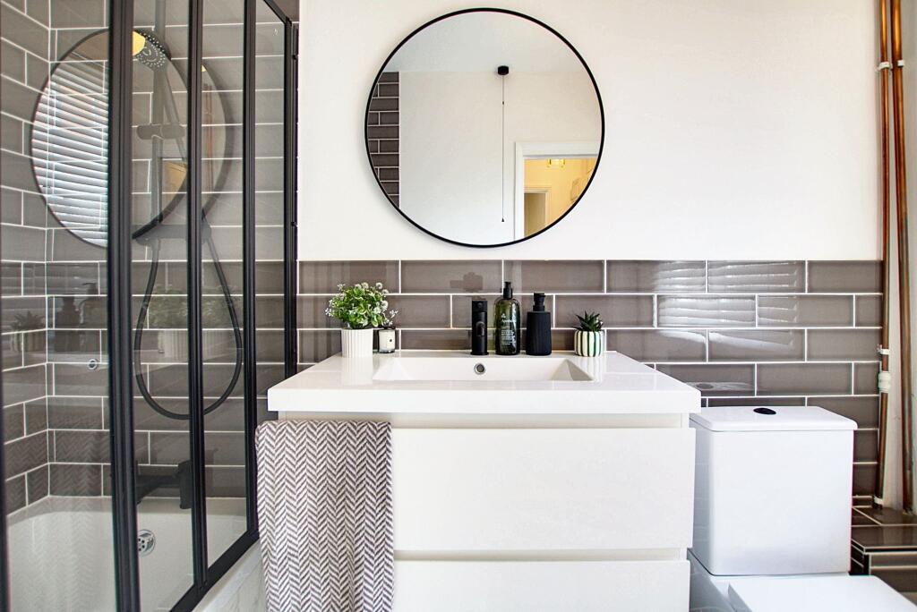 Luxurious Contemporary Bathroom