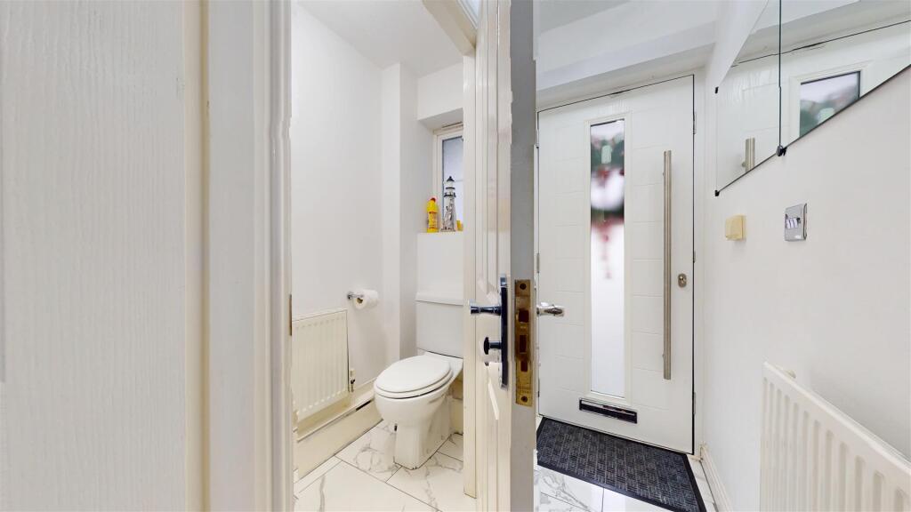 The-Hedgerows Porch/WC