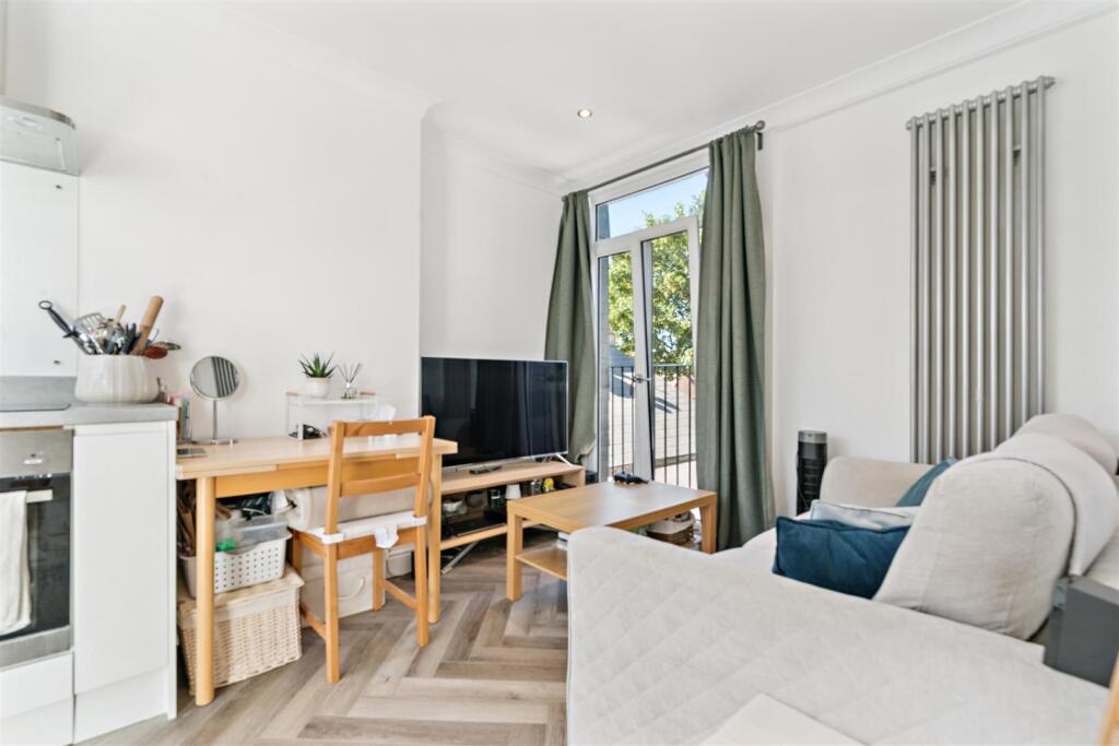 Flat C 5 Oxford Ave SW20 reception 1.jpg