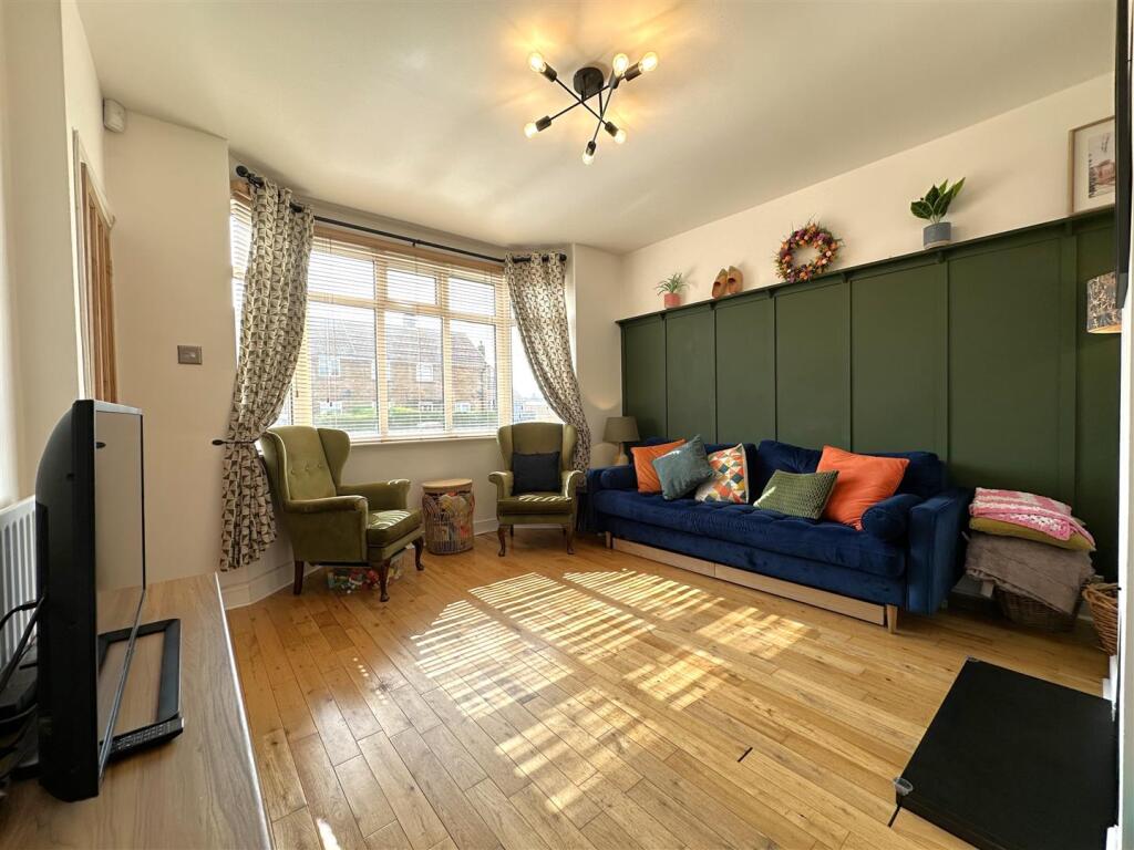 Bay-Fronted Lounge 007