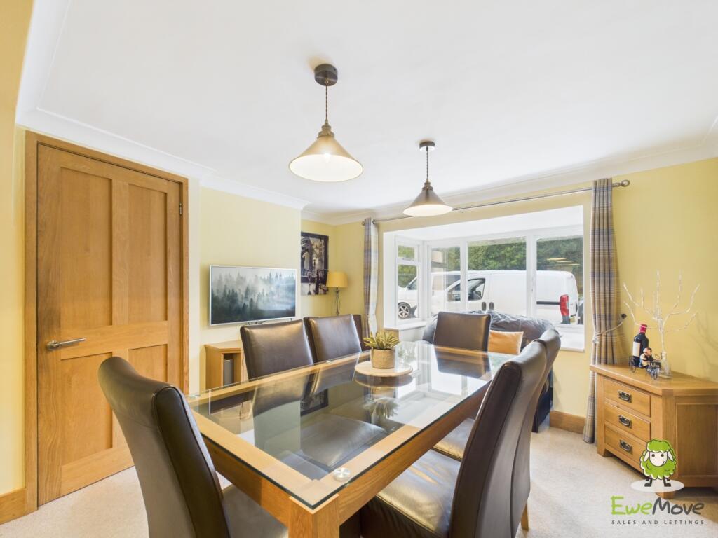 EweMove Estate Agents Basingstoke - Dursley Cottag