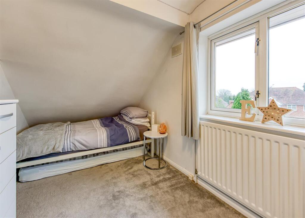 18 Charters Avenue-bed3.jpg