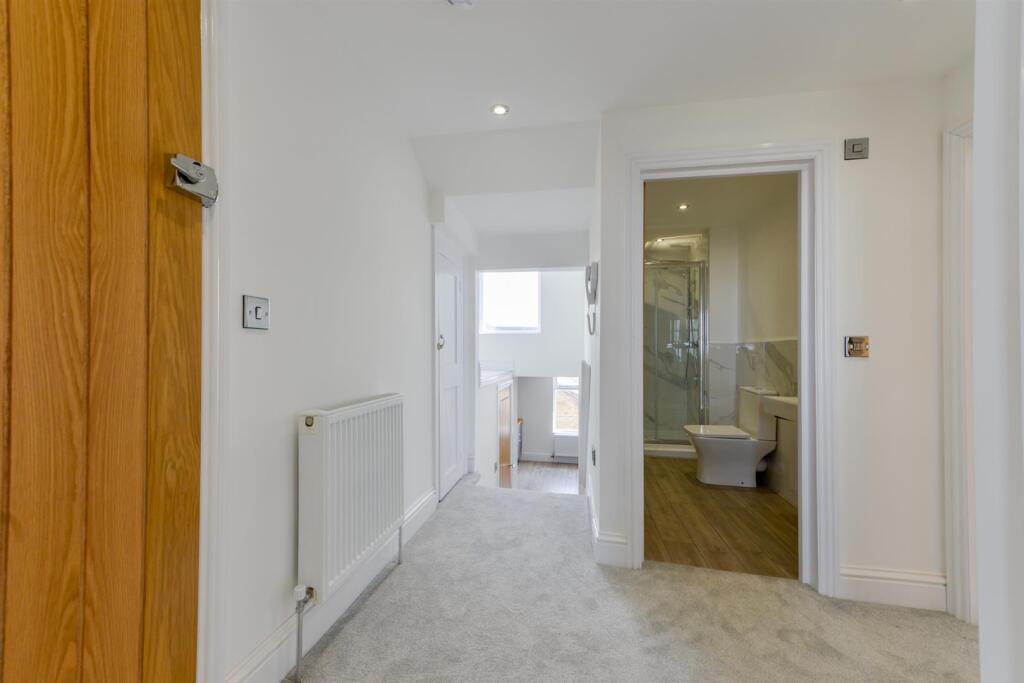 Flat 2, 12 Marine Gardens3.jpg