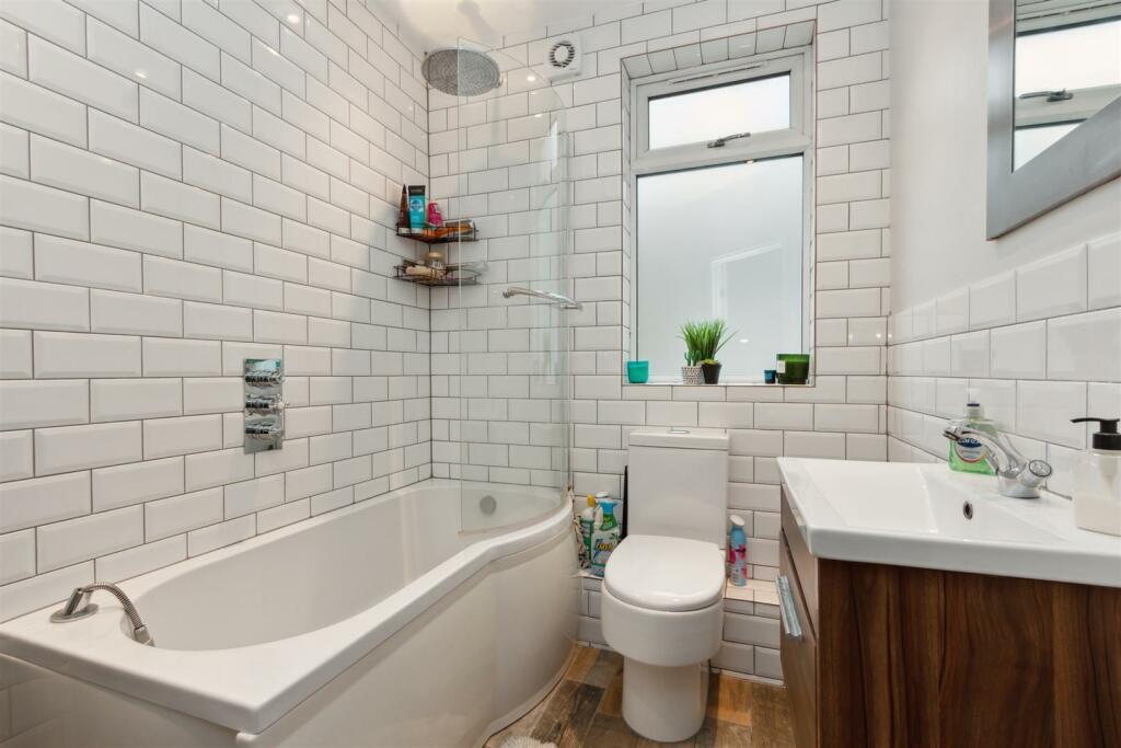 Flat 2, 20 Pendle Road SW17 bathroom 1.jpg