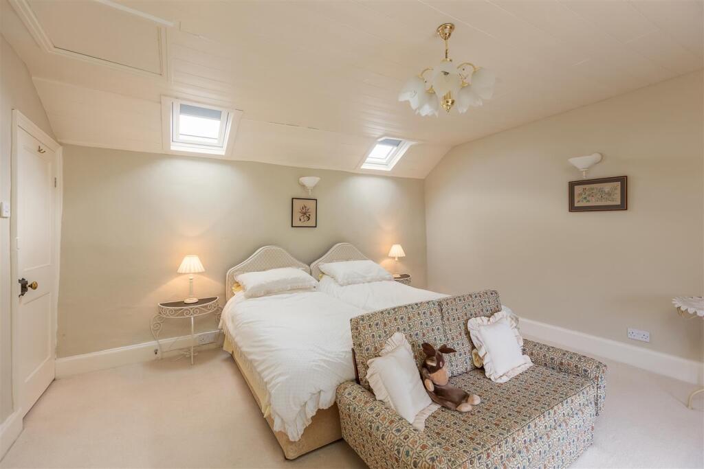 Corner Cottage Bedroom 1-2.jpg