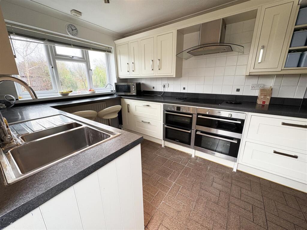 2. kitchen 2.jpg