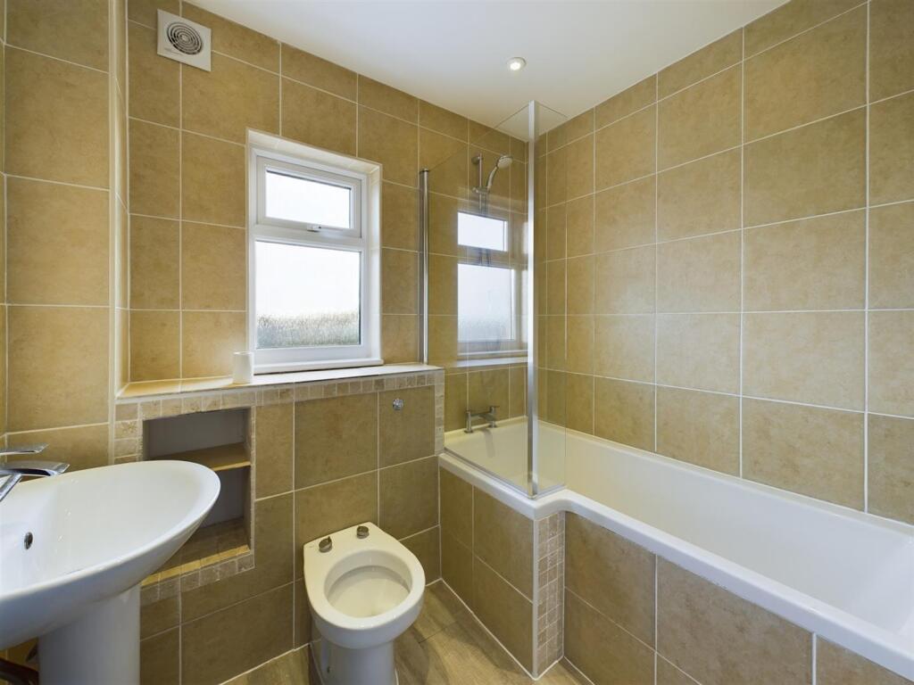 Flat 4, 12 Higher Tower Road Bathroom