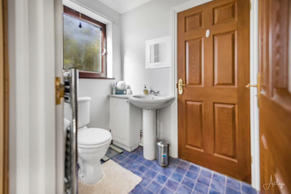 Jack &amp; Jill shower room