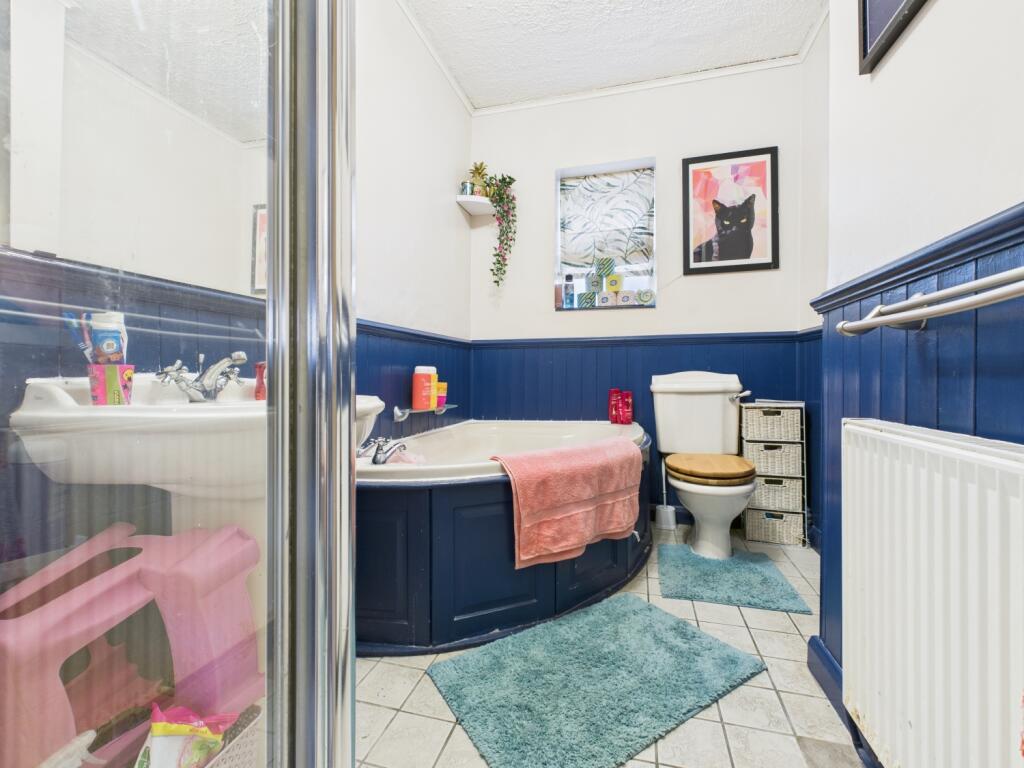 CAM03729G0-PR0103-STILL015