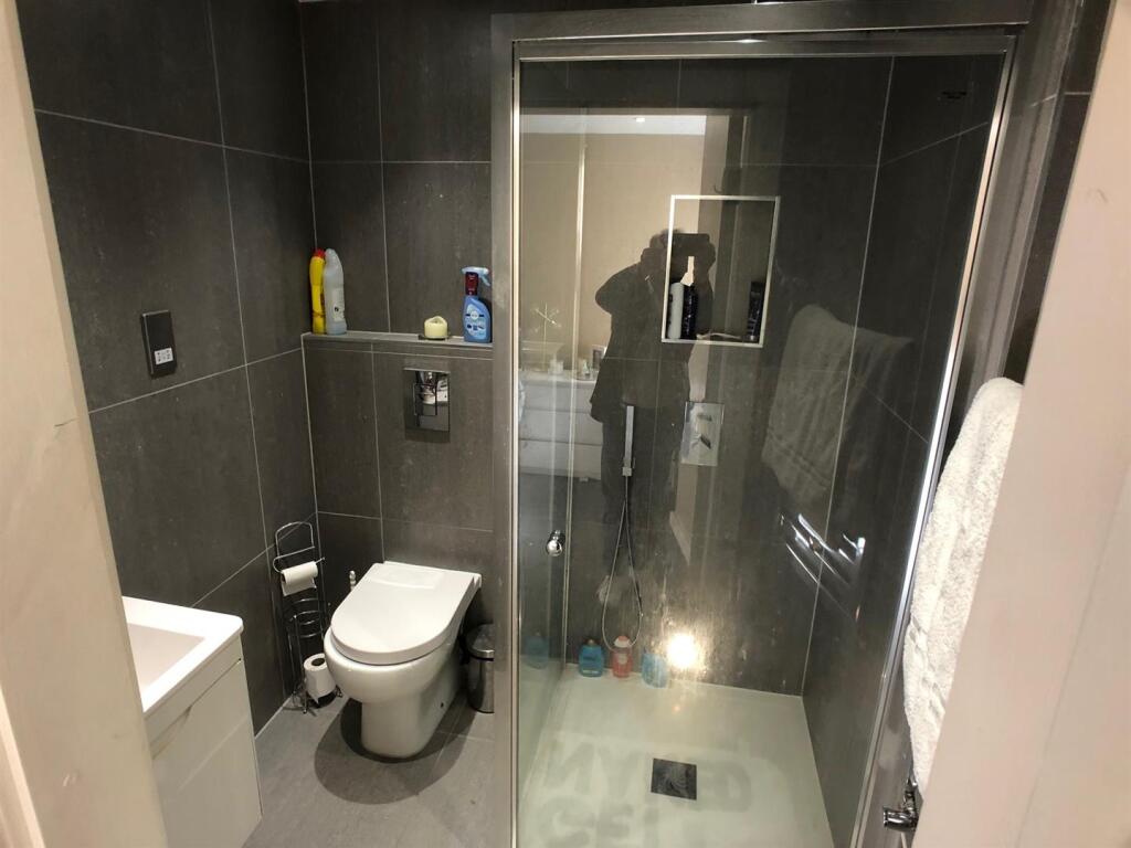 Bathroom 1.1.jpg