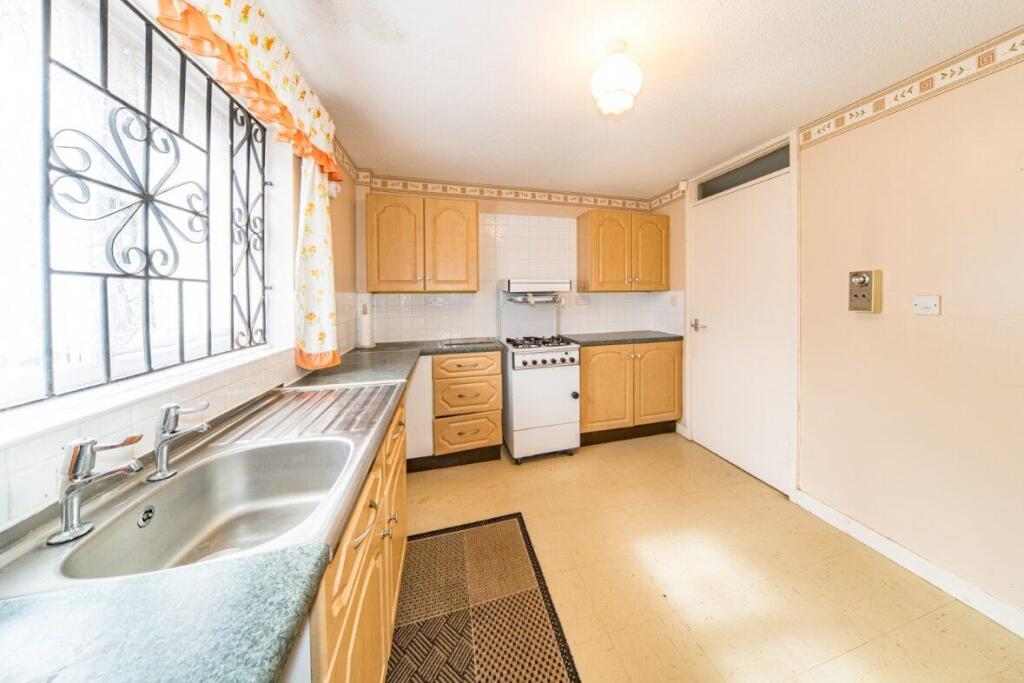 1 Crantock Close kitchen 2.jpg