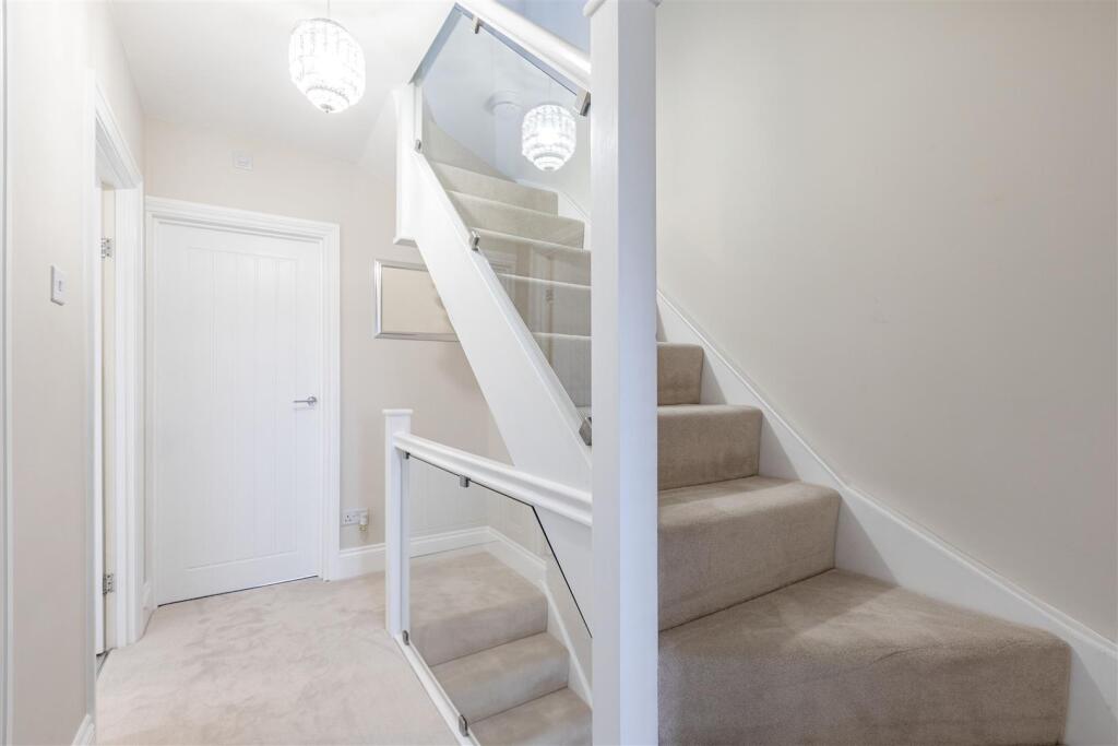 28 Cornwall Avenue, Byfleet, KT14 7EY - 11.jpg