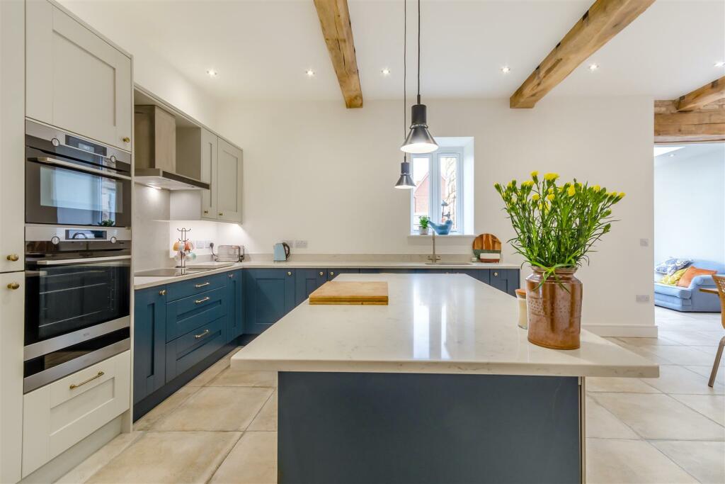 8583926-interior19.jpg