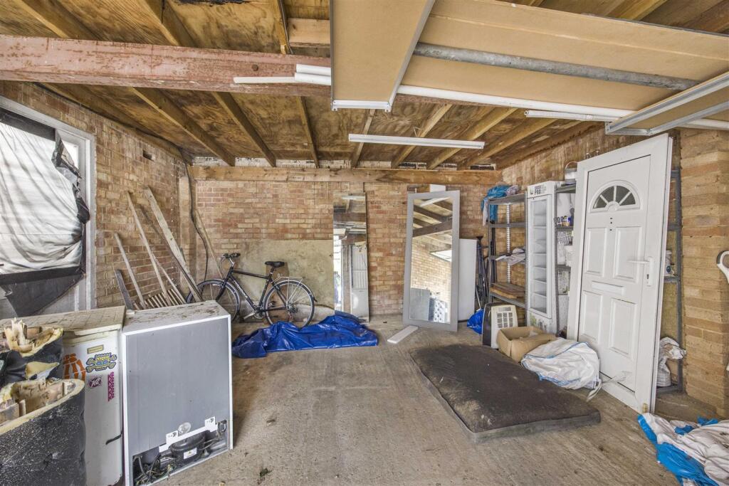 DOUBLE GARAGE