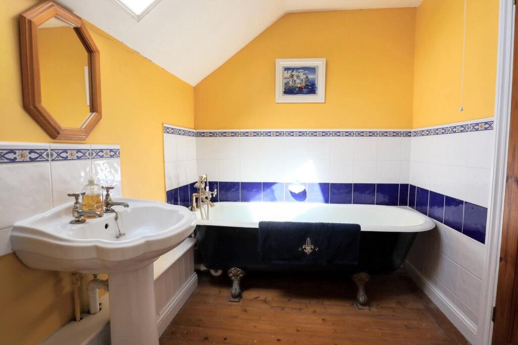 Bathroom (2).jpg