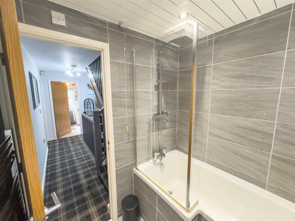 Family Bathroom (2).jpg