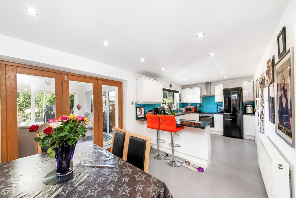 OPEN PLAN DINING KITCHEN