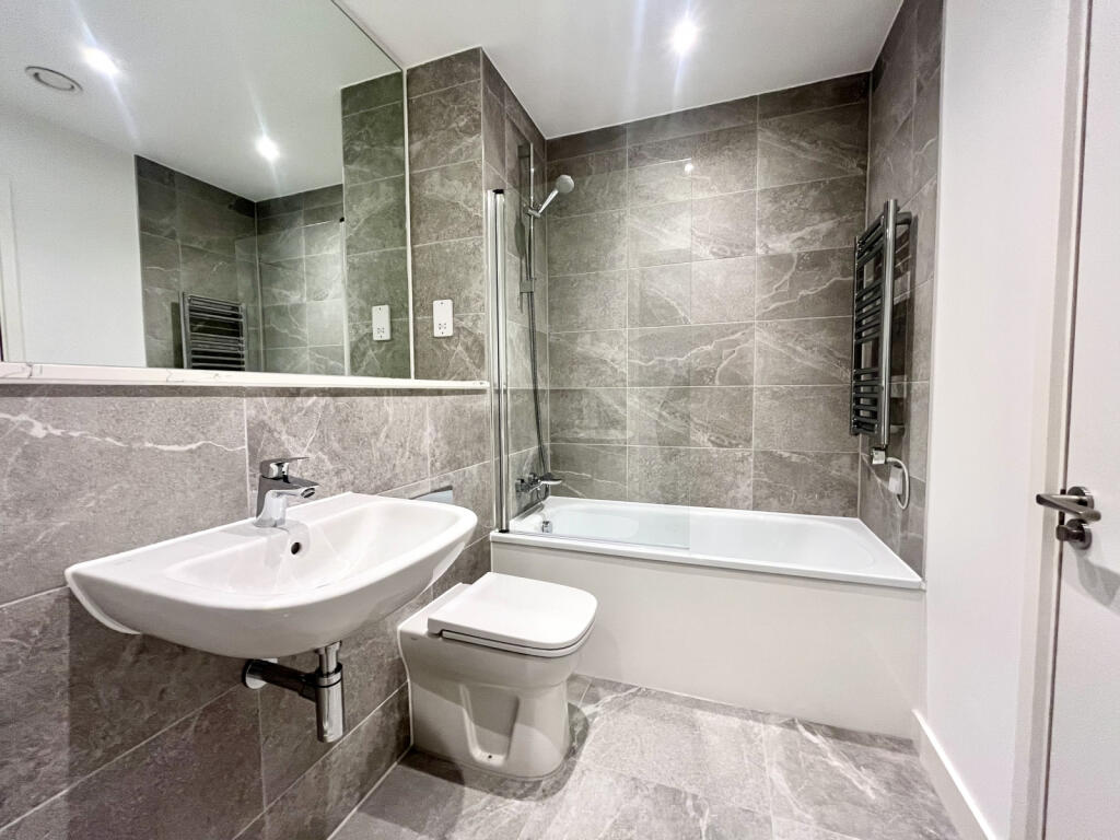 Jack &amp; Jill Bathroom