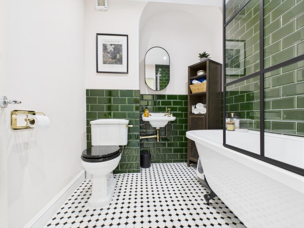 CAM03729G0-PR0080-STILL018