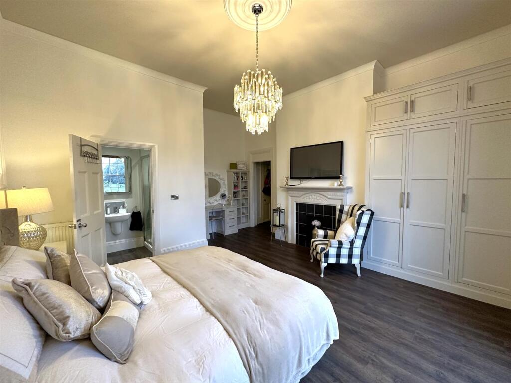 Master Bedroom Into En-Suite 601