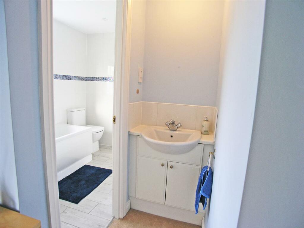 Bed Three Washbasin