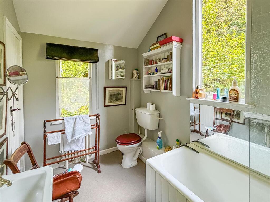 Bathroom 2.jpg