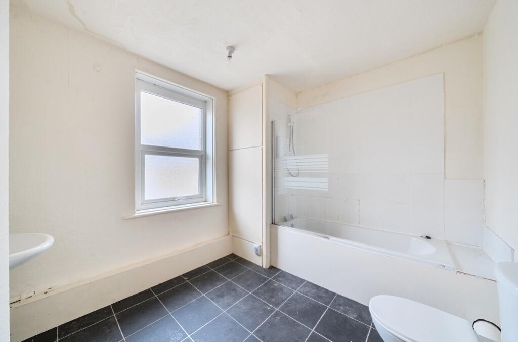 EweMove Harrogate First Floor Bathroom