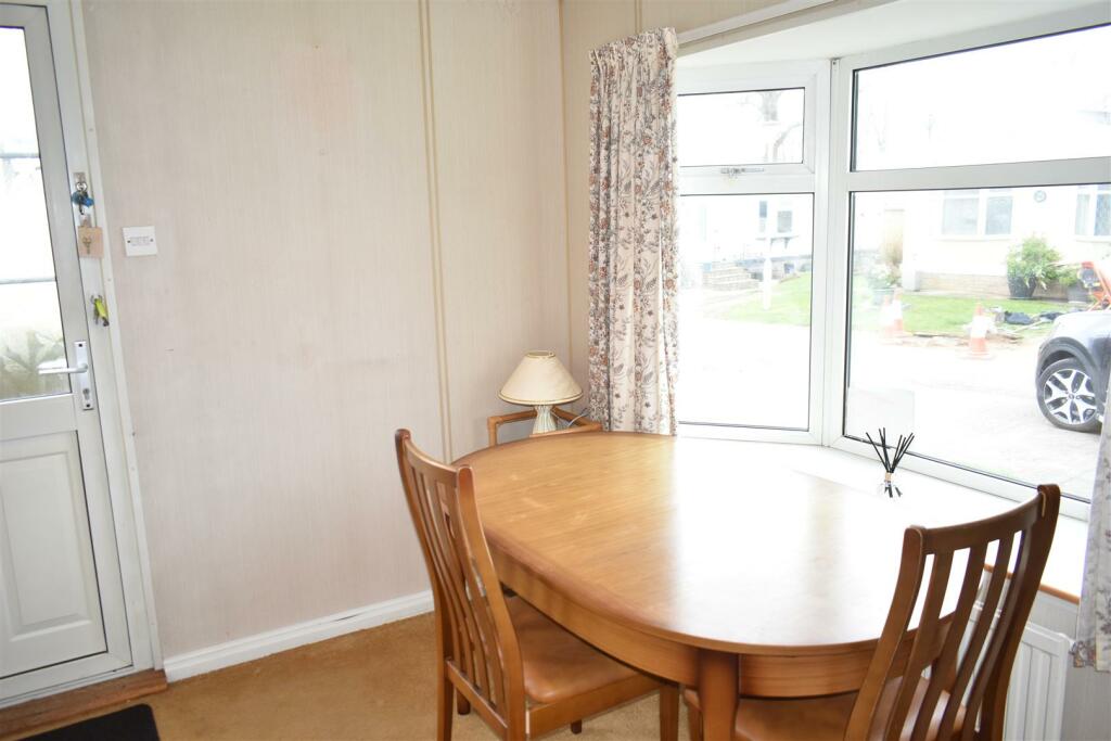 62 Greenacres Din.JPG