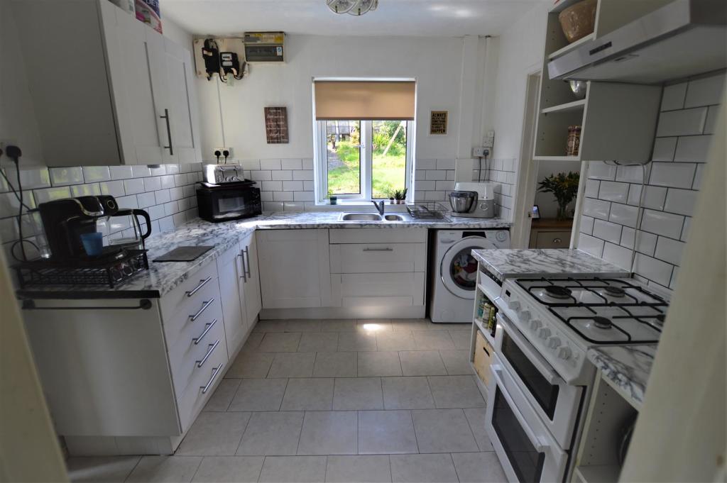 Kitchen2.JPG