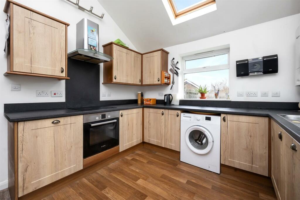 Lynchets Crescent KITCHEN 2.jpeg