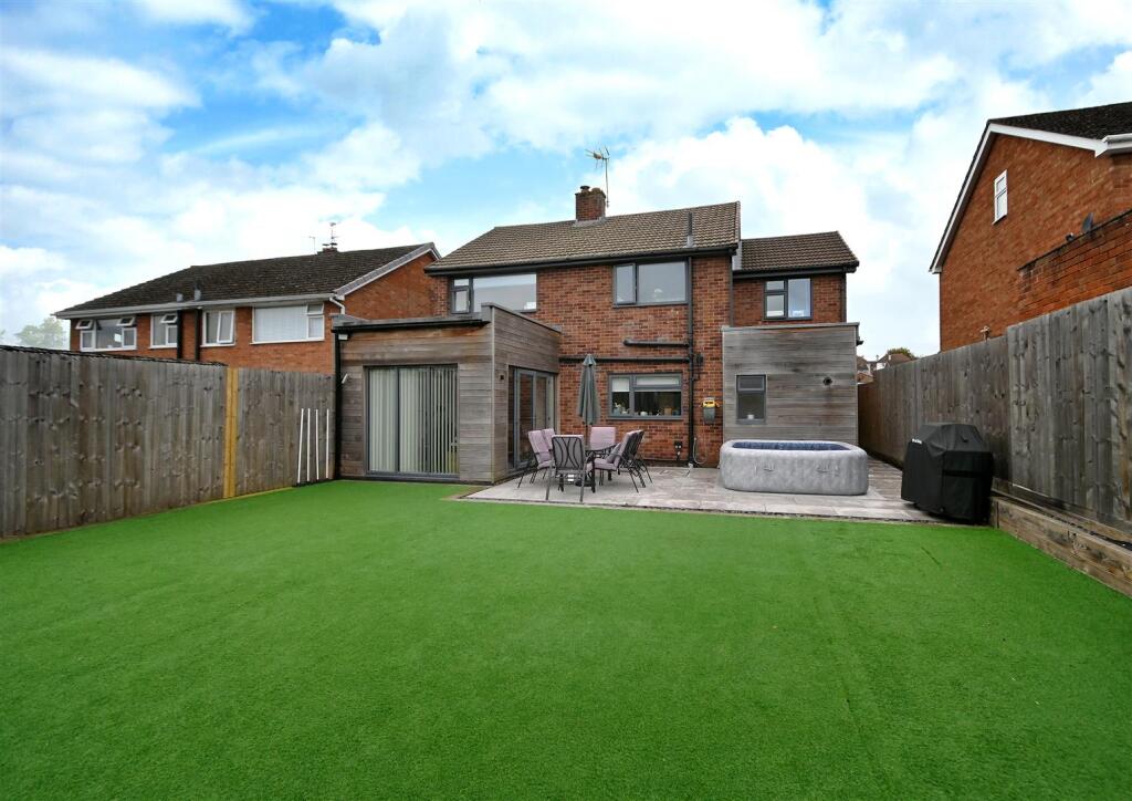 12 Queensway Drive-15.jpg