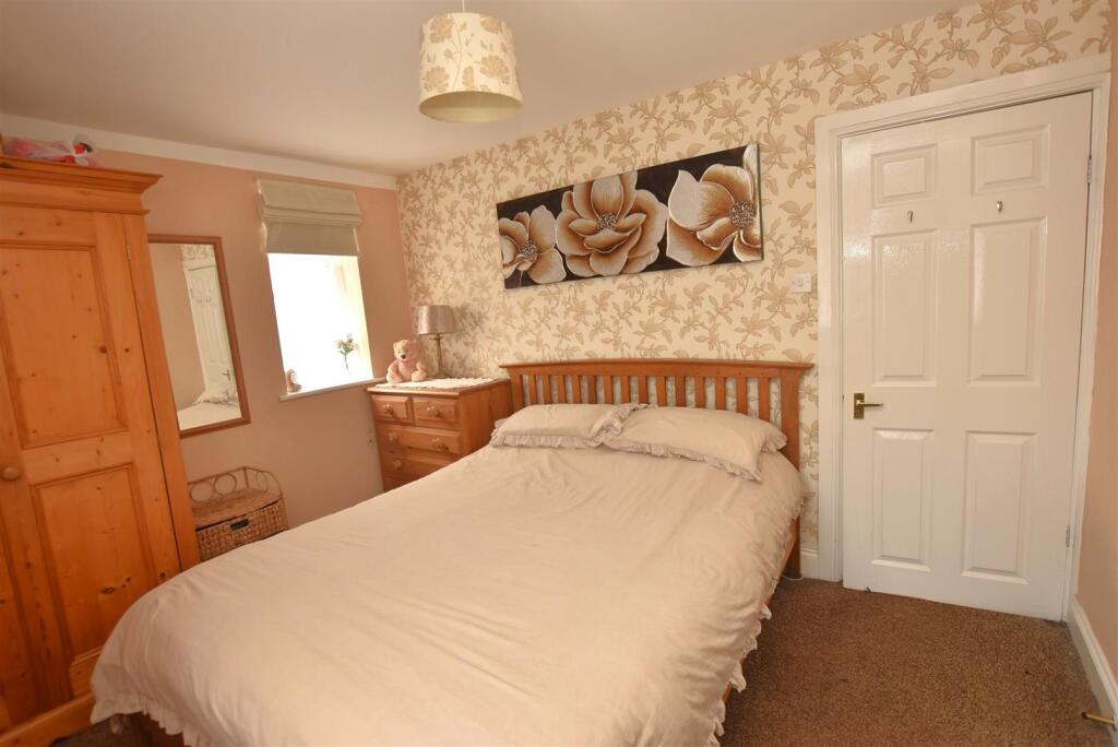 Bedroom 2 (guest bedroom)