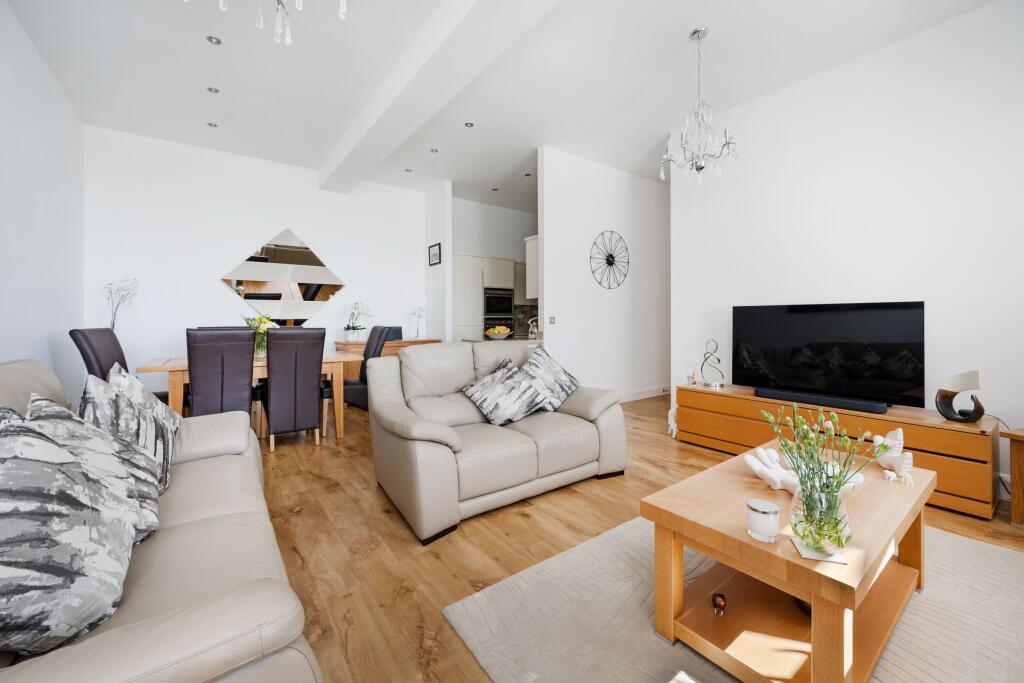 Lounge/Dining/Kitchen Area