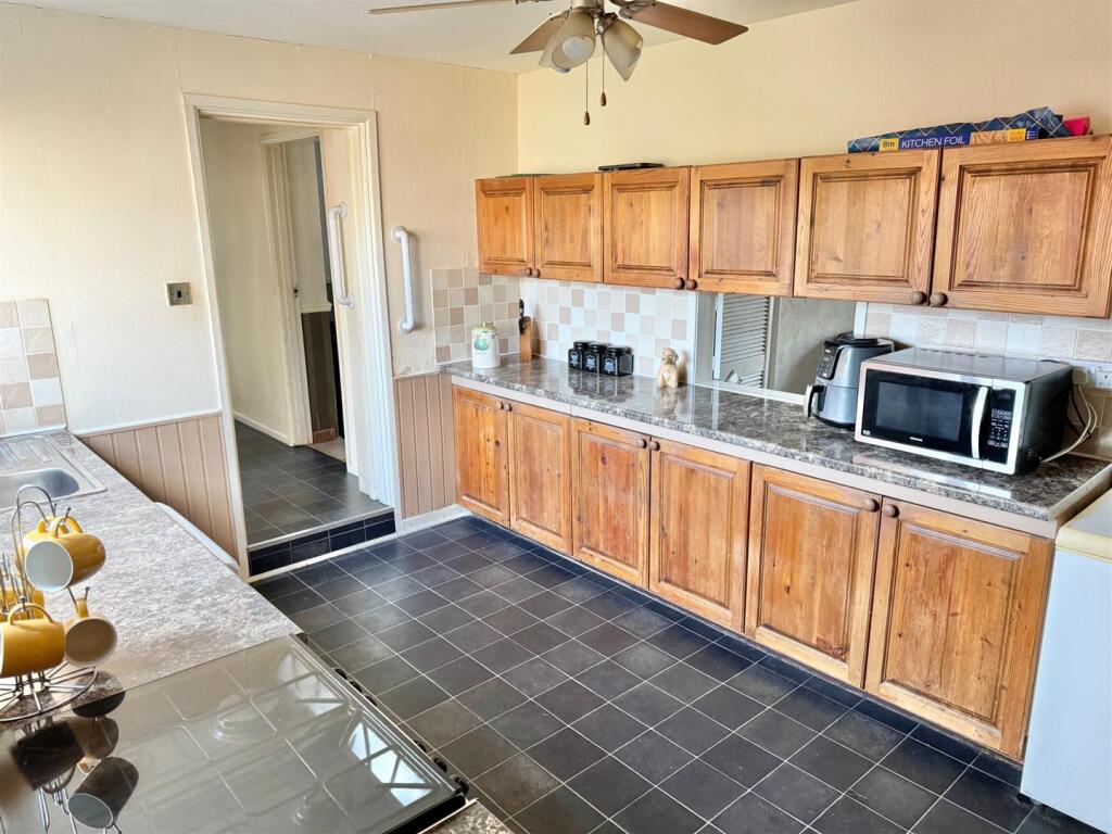 Kitchen 2.jpg