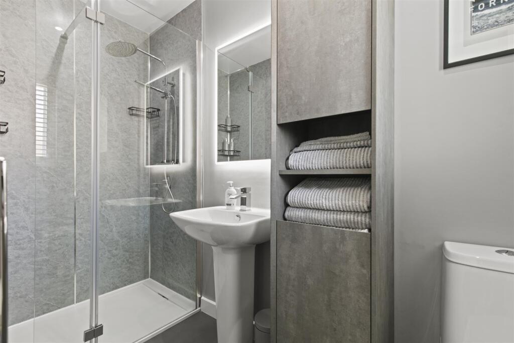 En-Suite Bedroom 1