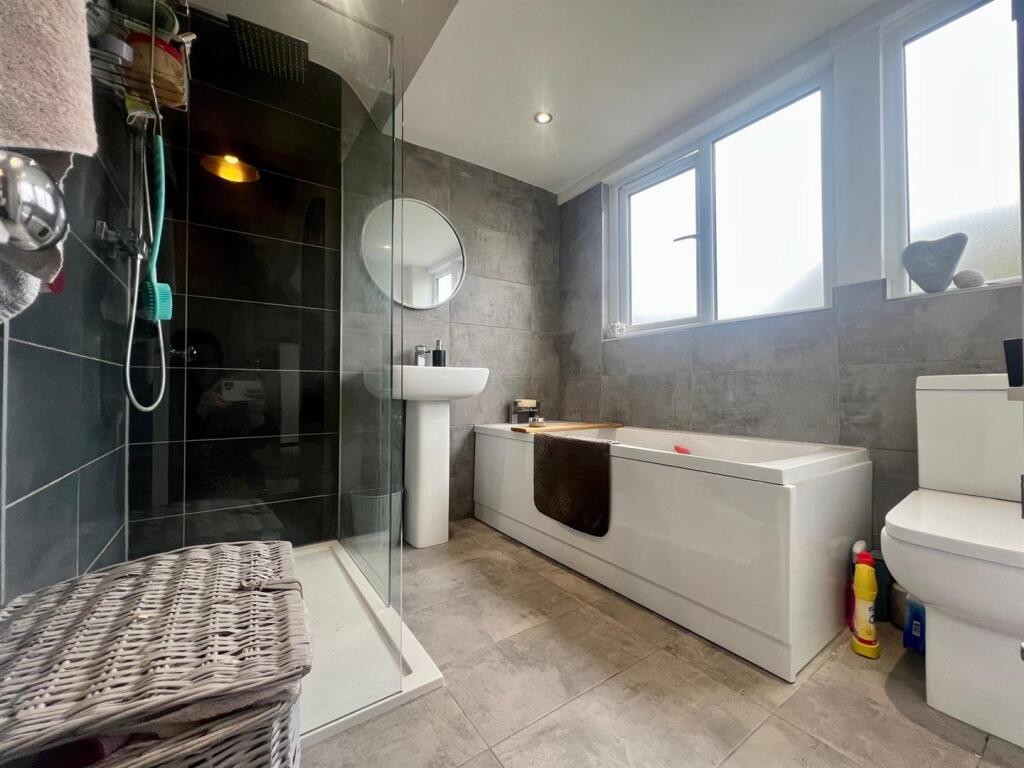 Bathroom 2.jpg