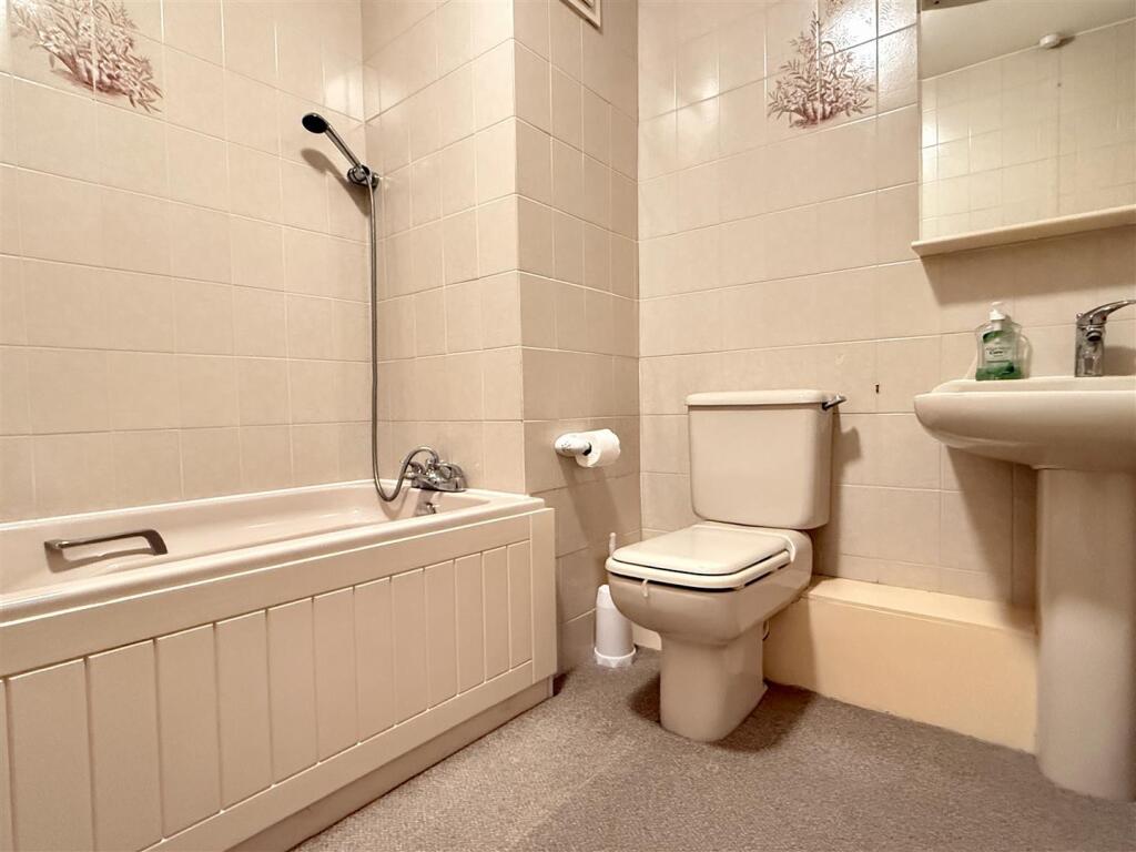 BATHROOM/WC