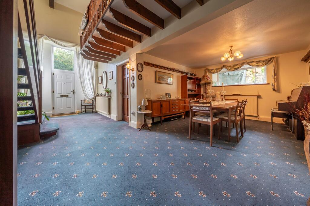ENTRANCE HALL/DINING AREA