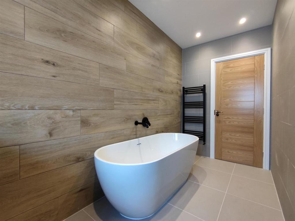 Family Bathroom 3