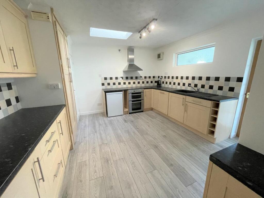 Kitchen 2 .jpeg