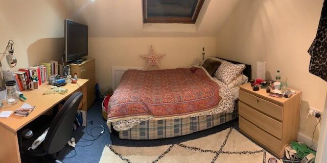 A cozy double bedroom featuring a comfortable b...