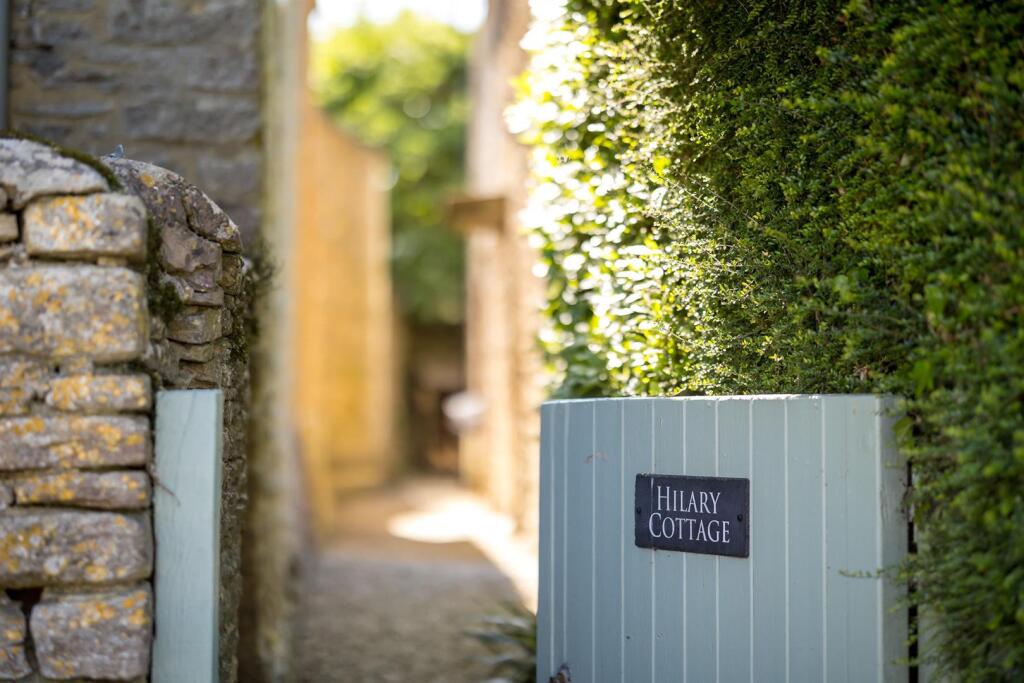 1 - Hilary Cottage - GL7 4HT - Web.jpg