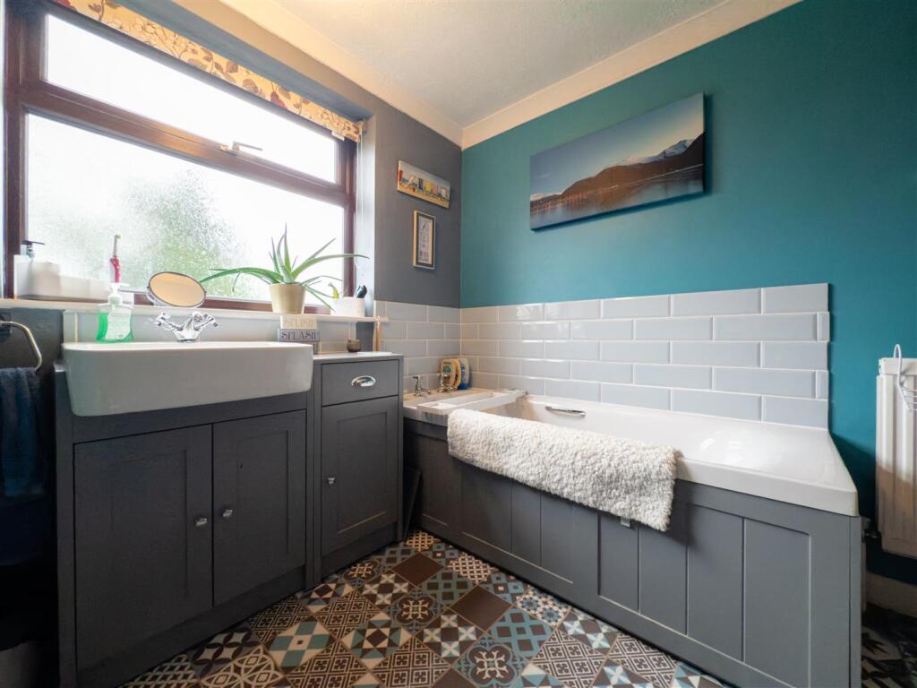 Bathroom 1.jpg