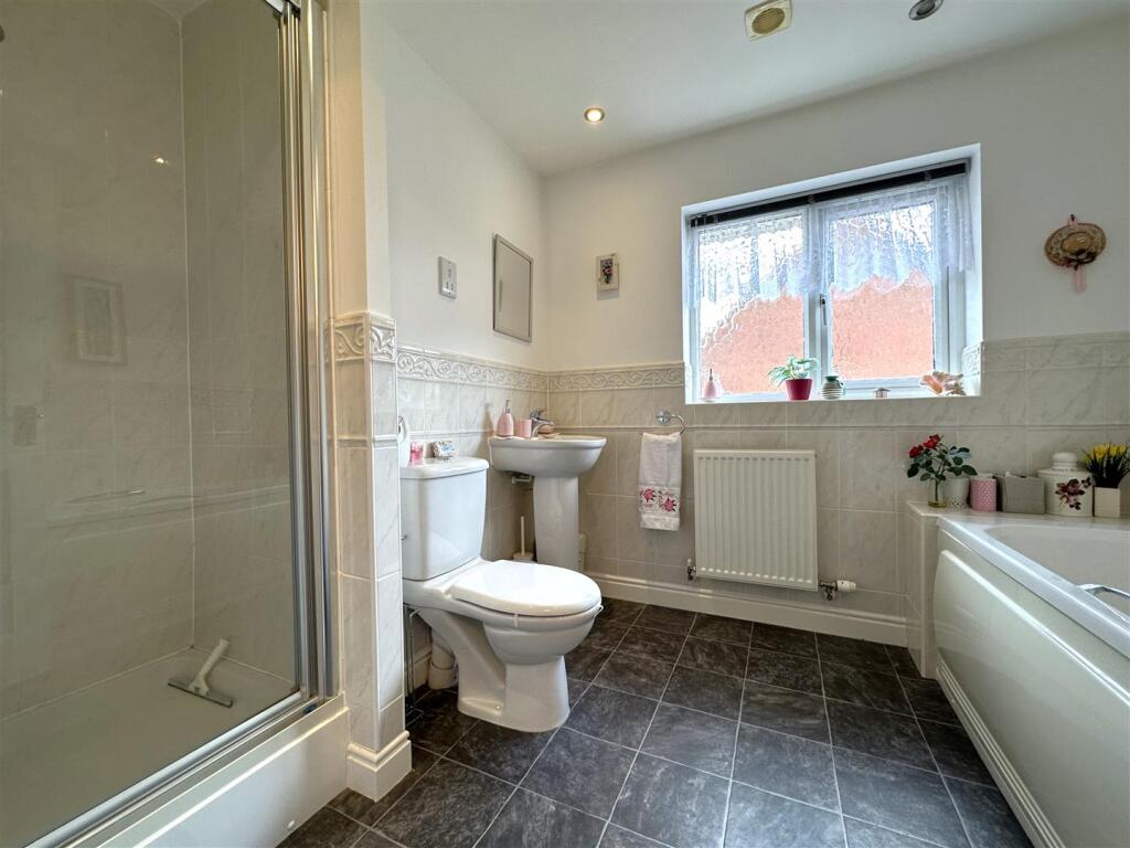 Four-Piece Family Bathroom 582