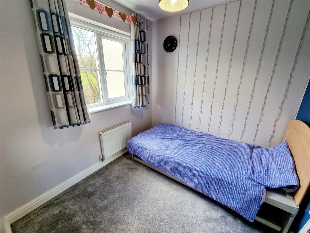 Bed 2.jpg
